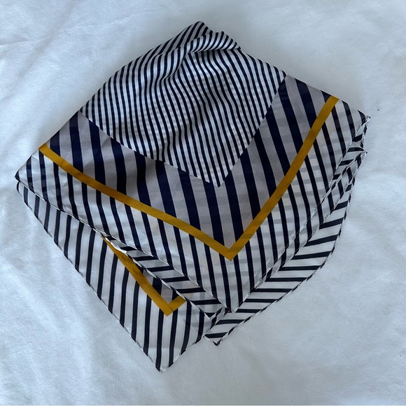 White and blue scarf - Picture 4 of 5